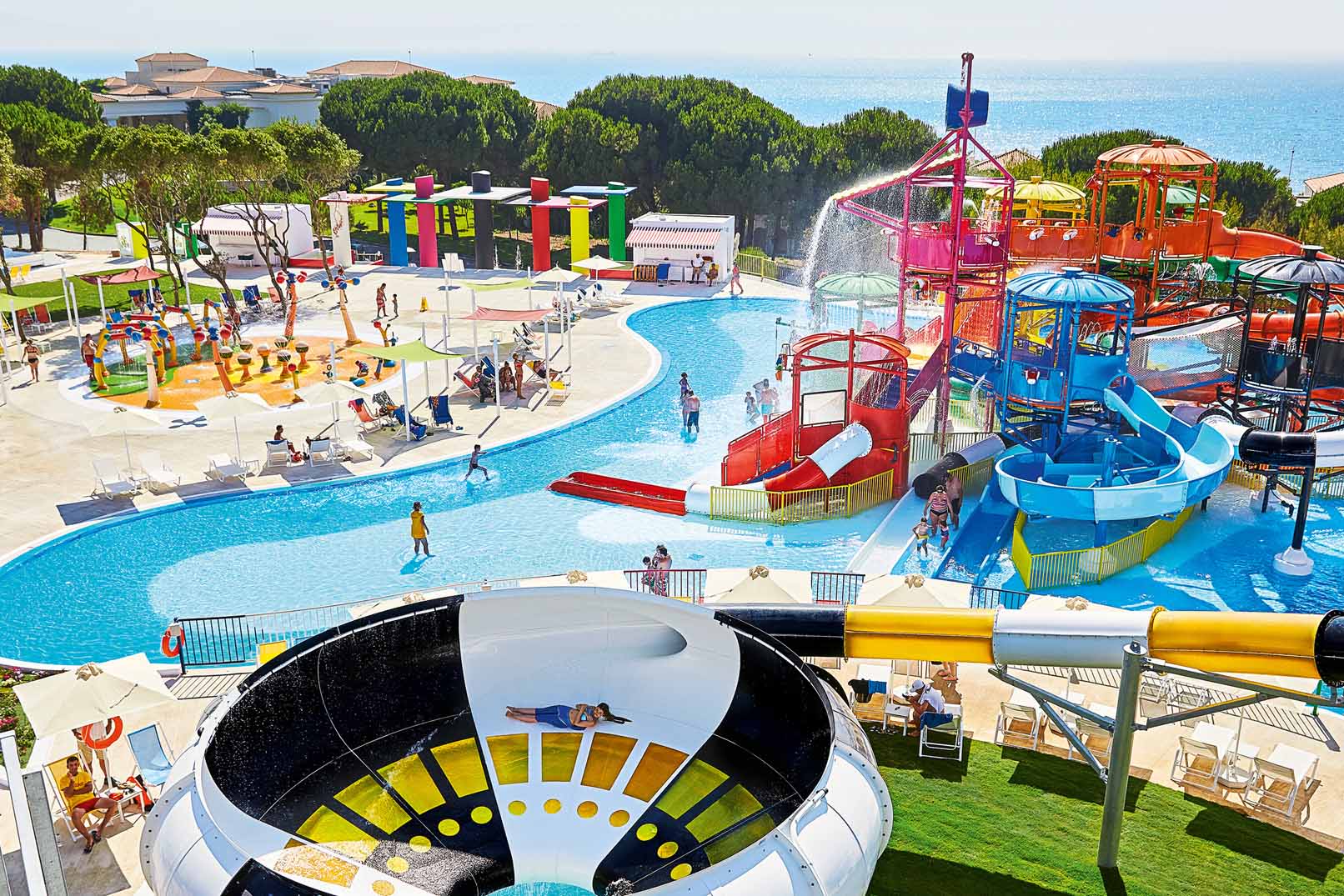 Riviera Olympia: Ο Απόλυτος Οικογενειακός Παράδεισος στις Ακτές του Ιονίου