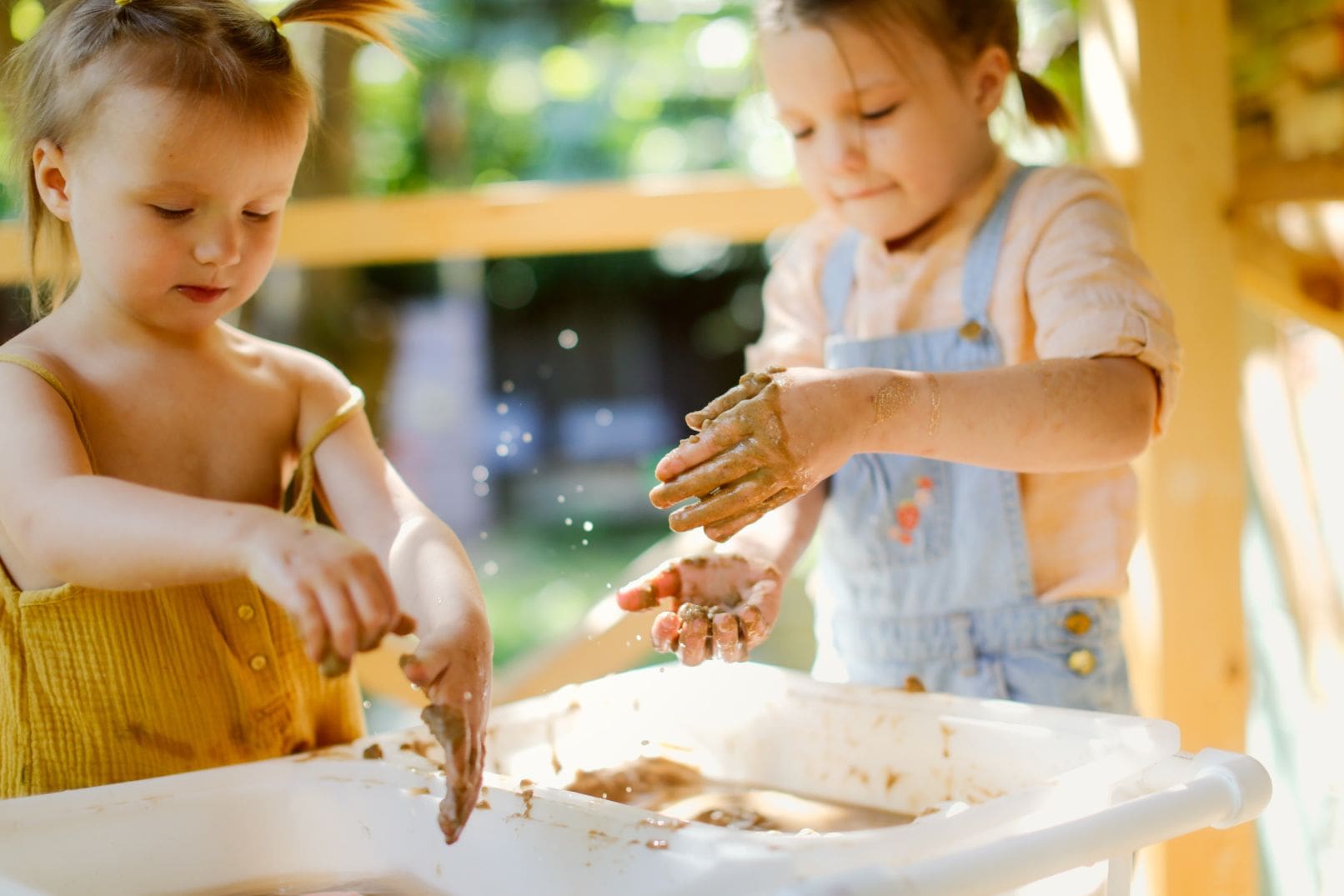 Ανακαλύψτε το Messy Play: Οδηγός για Γονείς και Παιδιά